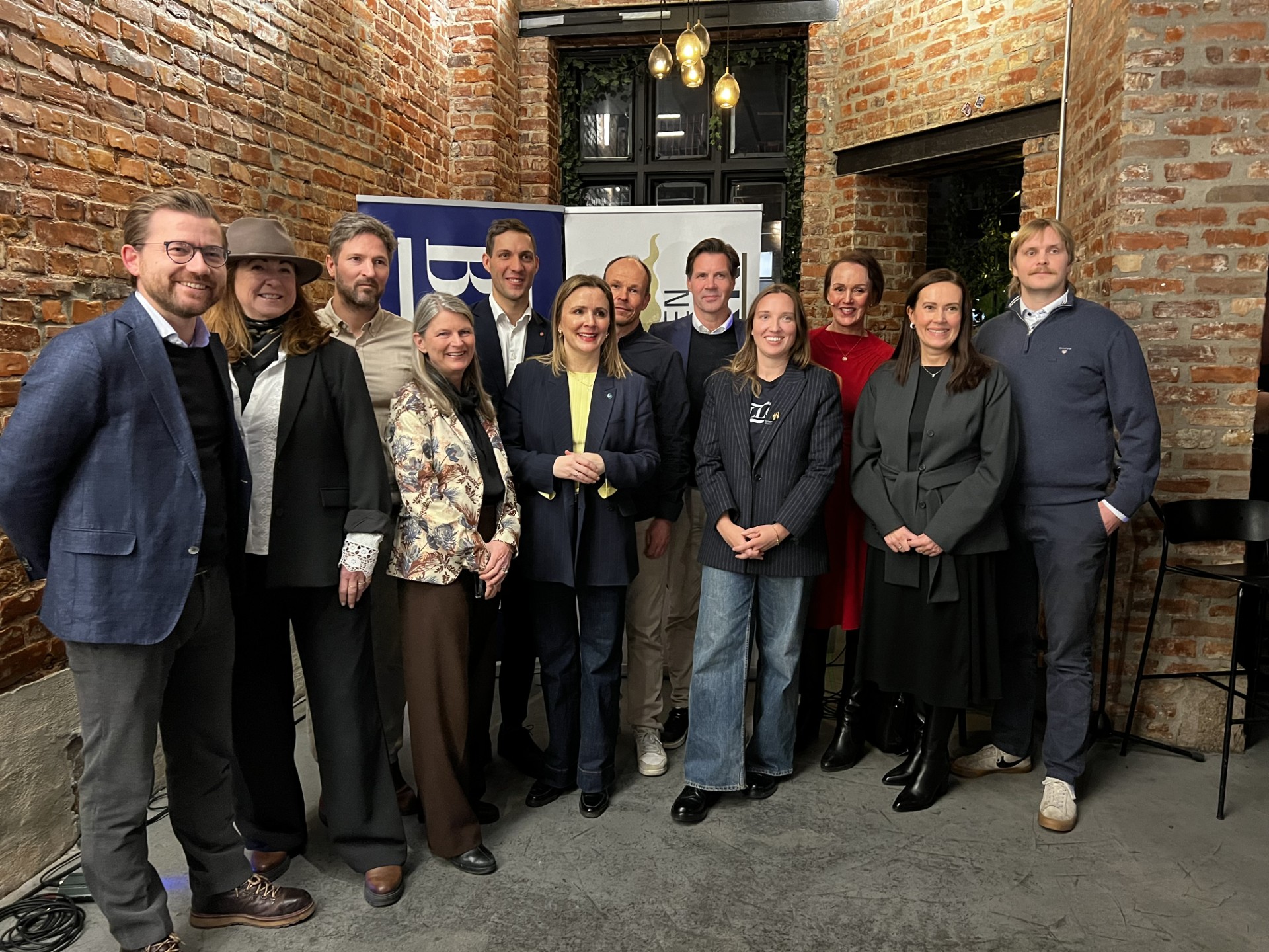 Samlet for Oslofjorden: (F.v.) Sveinung Rotevatn (Bellona), Elisabeth Holter-Schøyen (Asker Venstre), Kjetil Wang-Hansen (VEAS), Lene Conradi (ordfører i Asker), Andreas Bjelland Eriksen (klima- og miljøminister), Marit Vea (miljøbyråd i Oslo), Paul Ragnar Berg (NIVA), Henning Beltestad (Lerøy), Jessica Hough (Bellona), Berit Bjugan Aam (Bellona), Marianne Sivertsen Næss (fiskeri- og havminister) og Alexander Ugland (Bellona).