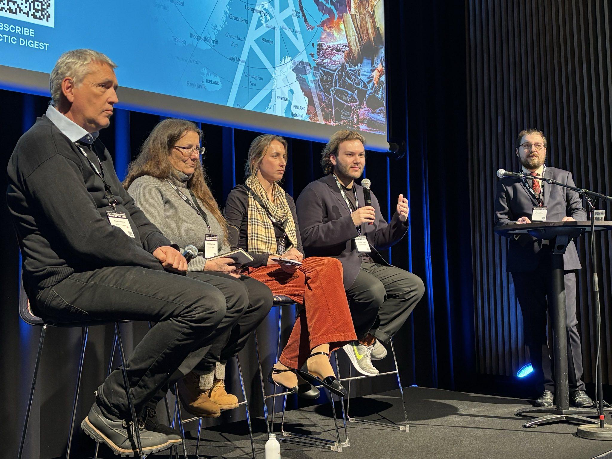Fra venstre: Barents Observers Thomas Nielsen, Sian Prior fra Clean Arctic Alliance, Bellonas Ksenia Vakhrusheva, The American Sunlight Project sin analyseleder Benjamin Schultz, og Bellonas Yuri Sergeev. 