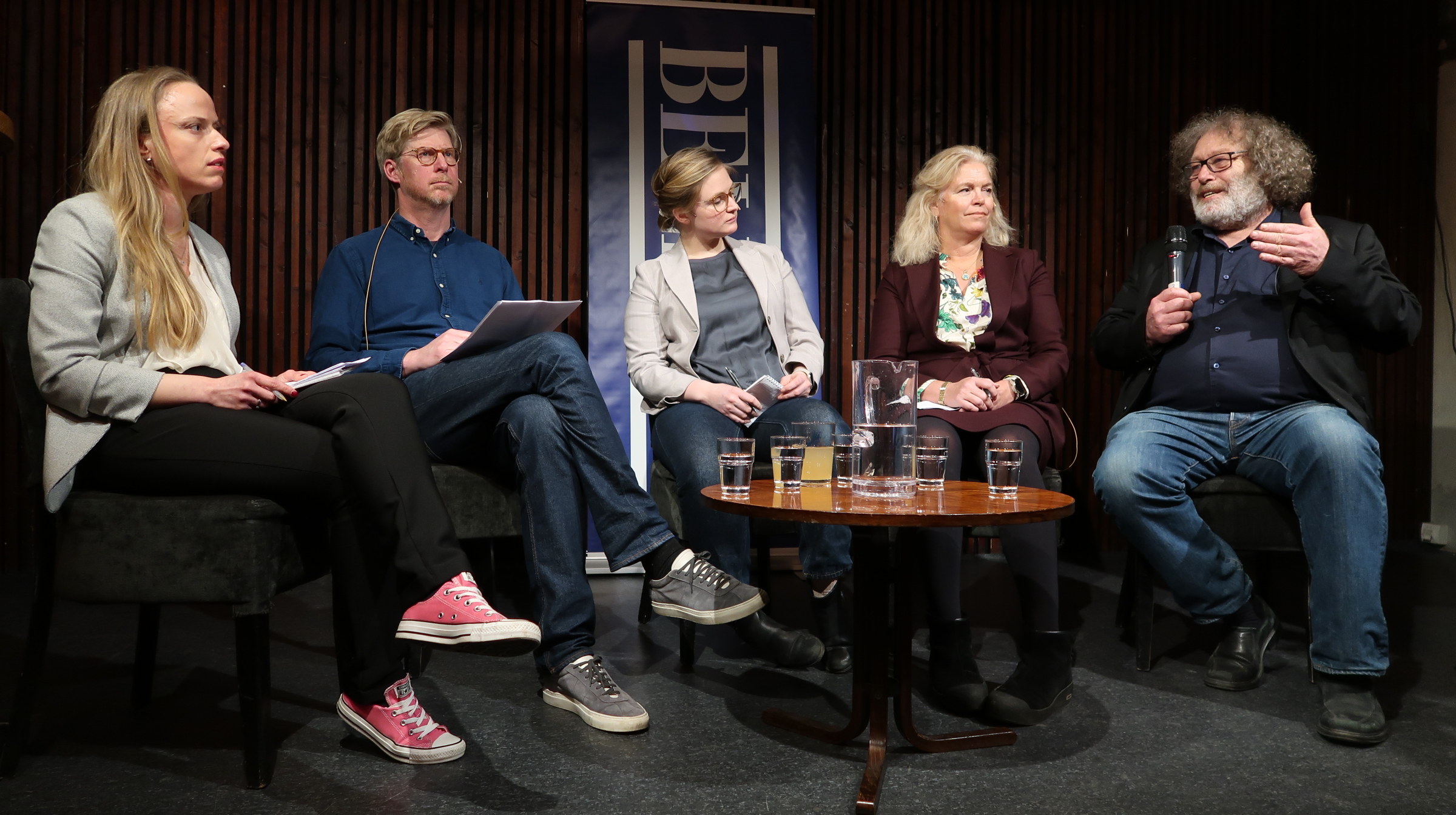 Panelet var samstemt om at Norge står overfor en enorm rettslig risiko som krever en sektoroverskridende omstillingsplan. Fra venstre: Marianne Reinertsen (Jusspodden), Claes Åbyholm (Equinor), Ane Sydnes Egeland (UiO), Cathrine Hambro (Bull) og Frederic Hauge (Bellona). 