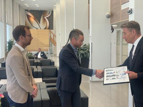 Energiminister Terje Aasland mottar anbefalingene fra CCS-rundebordskonferansen 2026, overlevert av blant andre Bellona.