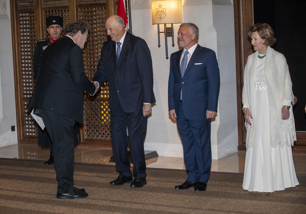 Bellona-stifter Frederic Hauge og Hans Majestet Kong Harald delte lidenskapen for seilbåter og hadde båt på samme brygge i Oslo. Da Kong Harald og Dronning Sonja var på statsbesøk i Jordan i 2020, inviterte Hans Majestet Kong Abdullah II av Jordan - som var engasjert i Bellona-prosjektet Sahara Forest Project, Frederic Hauge som gjest. Da kong Harald skulle hilse på Frederic, spurte han lattermildt; - Har du seilt helt ned hit?