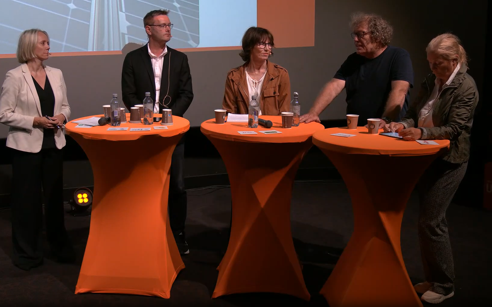 Tøff energidebatt: Panelistene Nils Røkke (ordstyrer), Anne Karin Sæther, Robert Kippe, Hildegunn Blindheim, Frederic Hauge og Alexandra Bech Gjørv diskuterte sårbarheter i energiforsyningen under Arendalsuka.