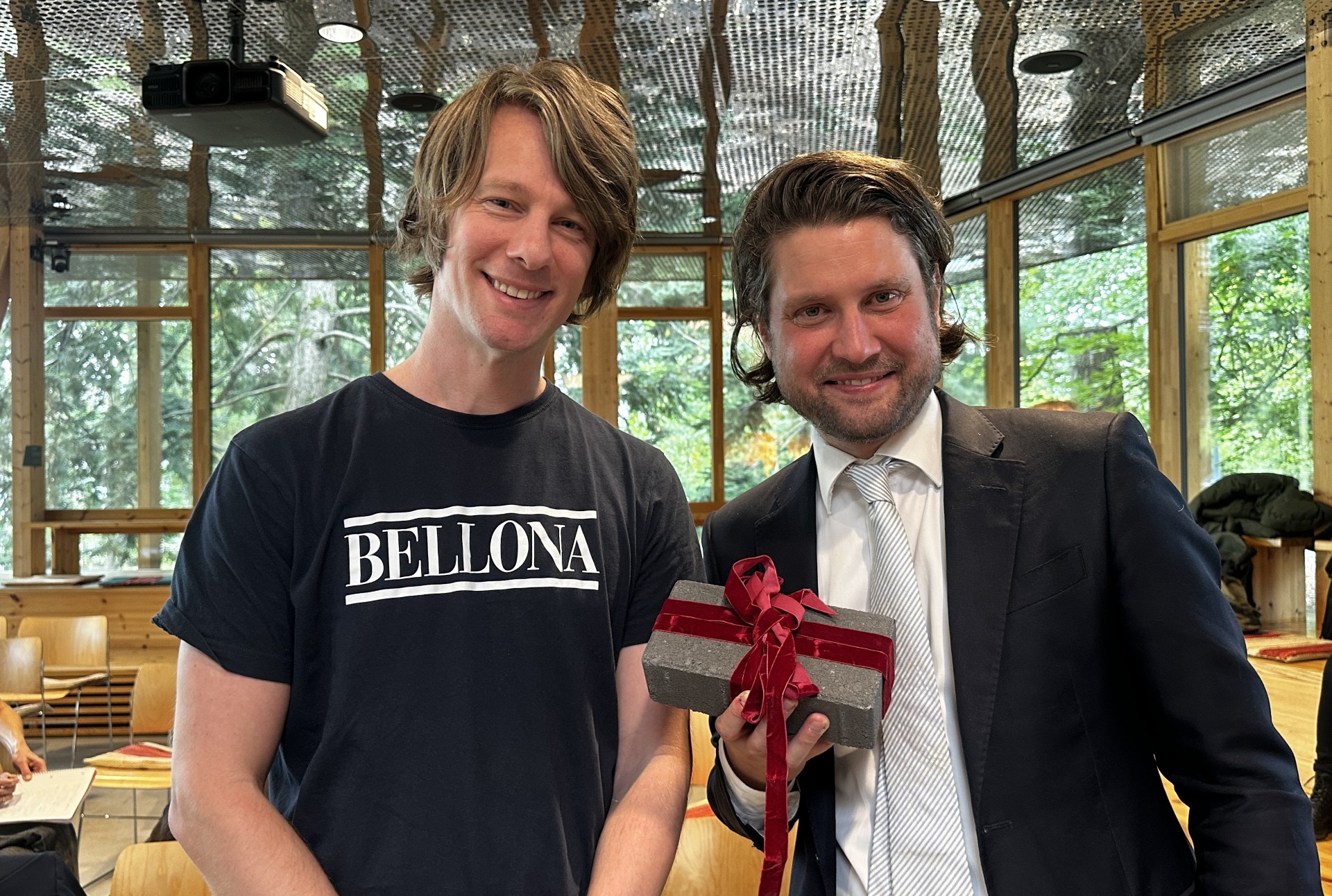 Statssekretær Vegard Grøslie Wennesland (til høyre) mottok en lavkarbon belegningsstein med rød fløyelssløyfe fra Bellonas Martin S. Melvær under lanseringen av Mineralløftet.