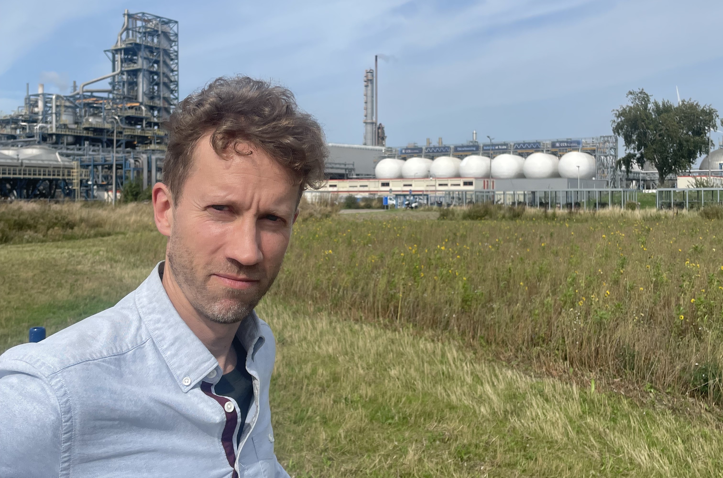Seniorrådgiver Olav Øye foran tankene som skal lagre CO2 i Nederland før den blir hentet med skip og sendt til Norge.