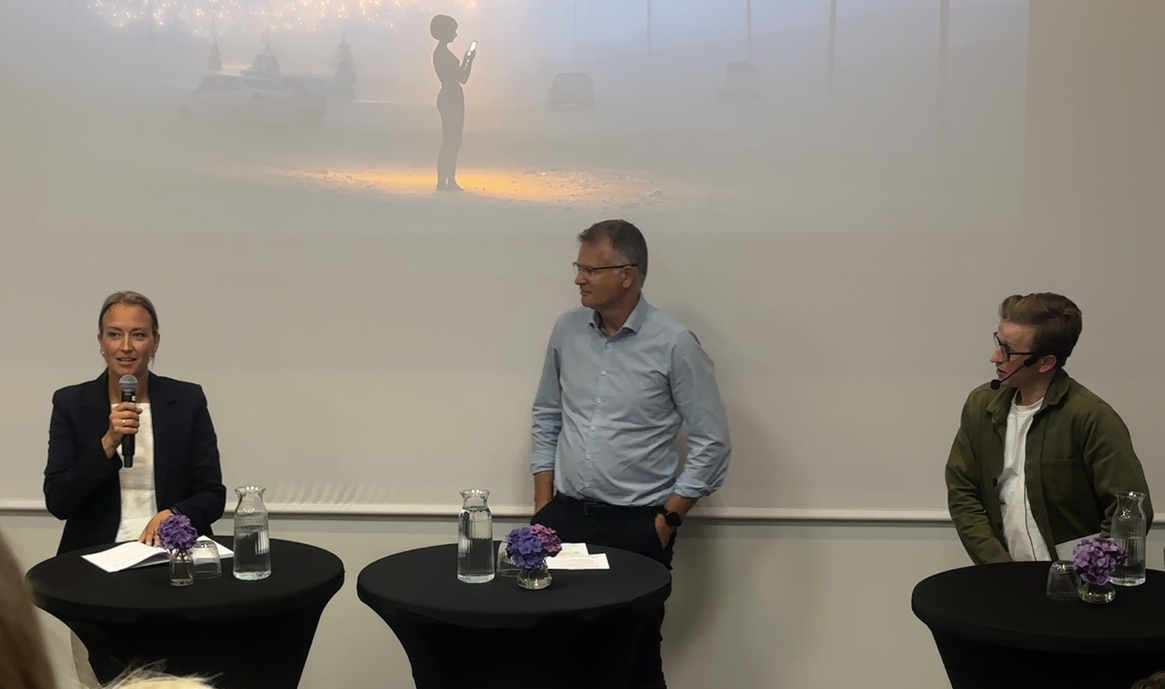 Sandra Bruflot, direktør for samfunnskontakt i Statkraft, og Tore Morten Wetterhus, administrerende direktør i Glitre Nett i en samtale om falske narrativer i energisektoren, ledet av fagsjef Christian Eriksen i Bellona.